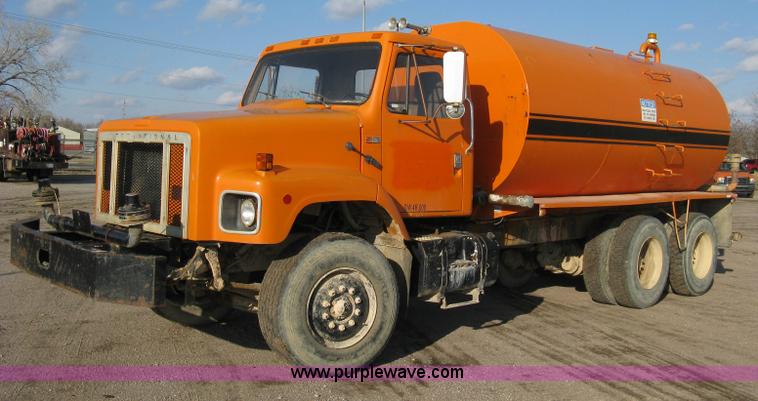 image for item 8017 1985 International F2674 water truck