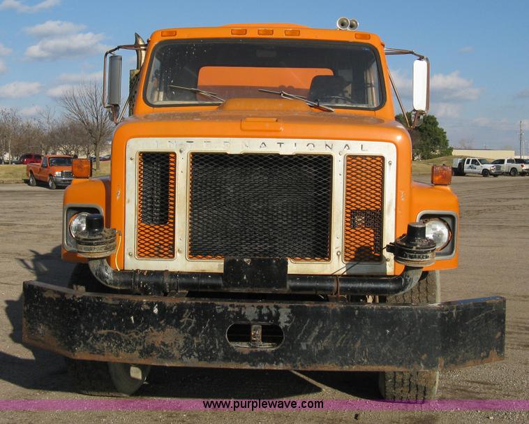 image for item 8017 1985 International F2674 water truck