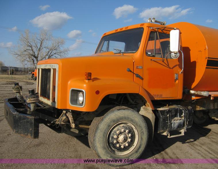 image for item 8017 1985 International F2674 water truck