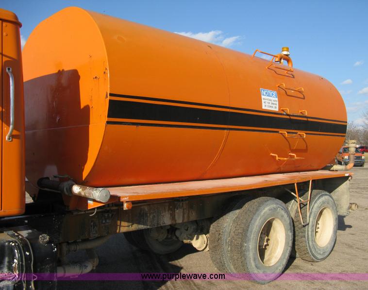 image for item 8017 1985 International F2674 water truck