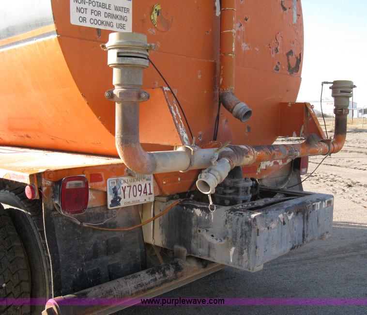 image for item 8017 1985 International F2674 water truck