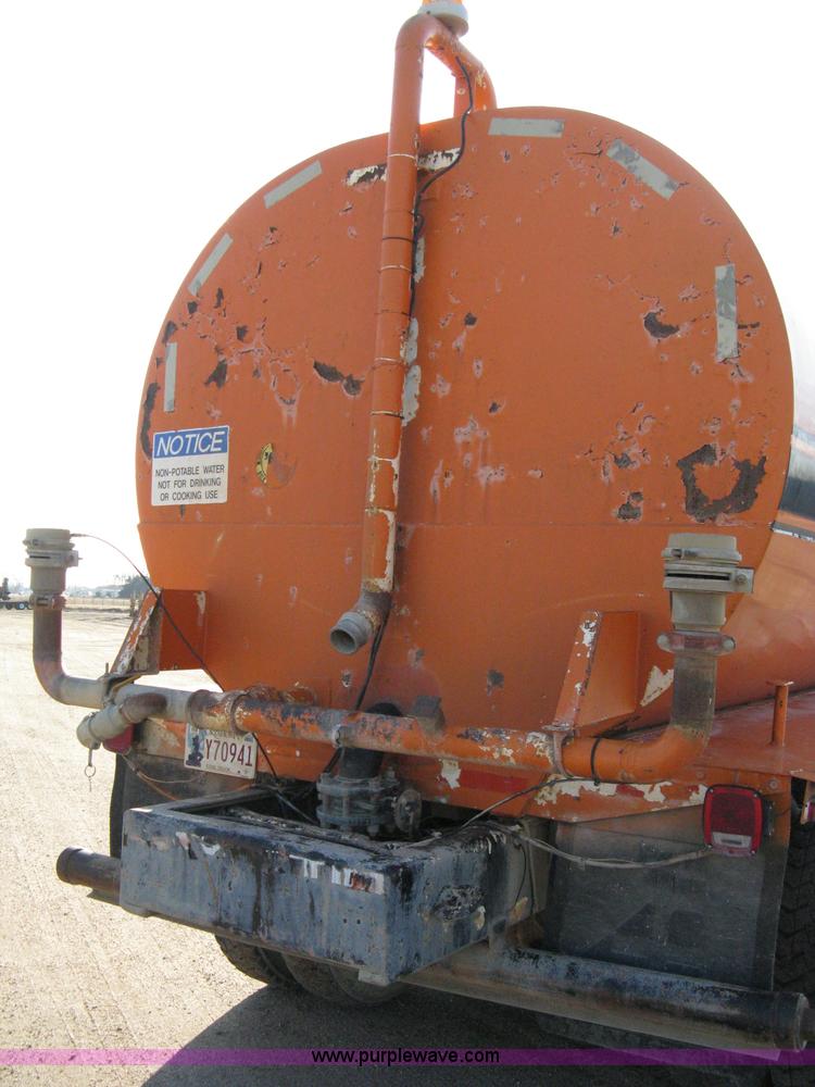 image for item 8017 1985 International F2674 water truck