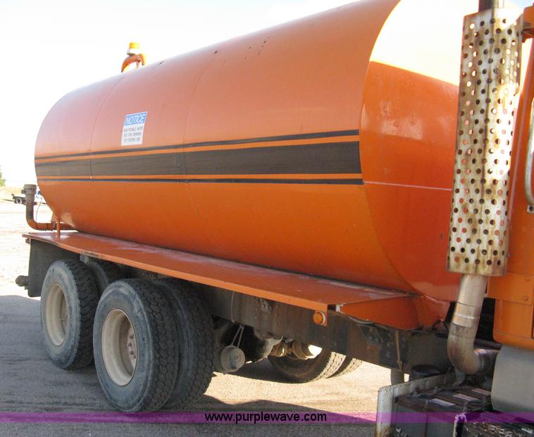 image for item 8017 1985 International F2674 water truck