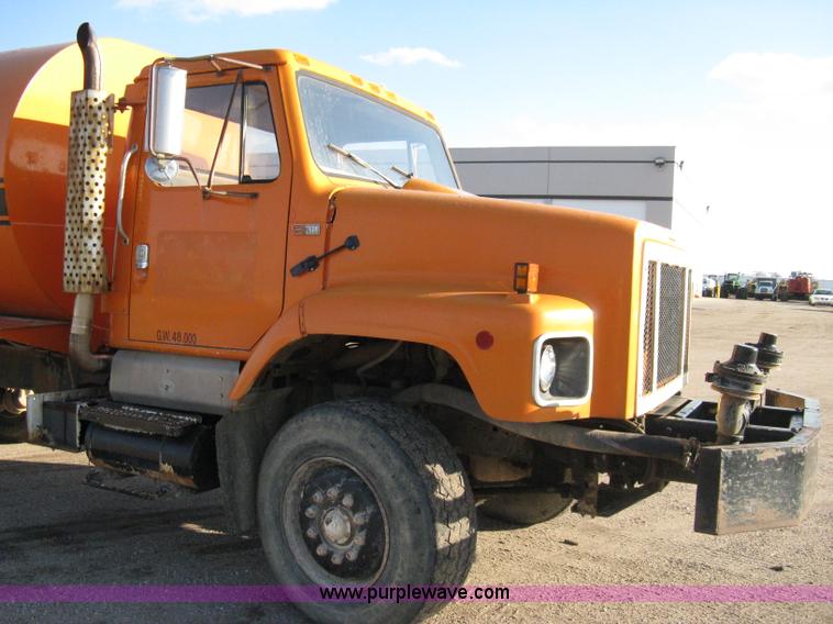 image for item 8017 1985 International F2674 water truck