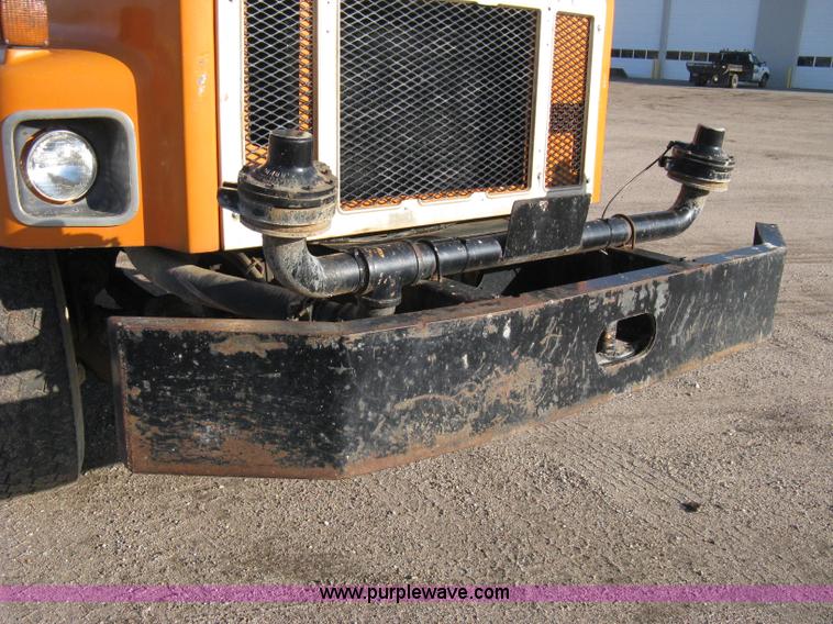 image for item 8017 1985 International F2674 water truck