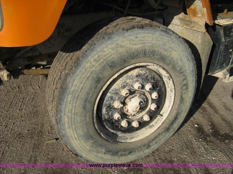 image for item 8017 1985 International F2674 water truck