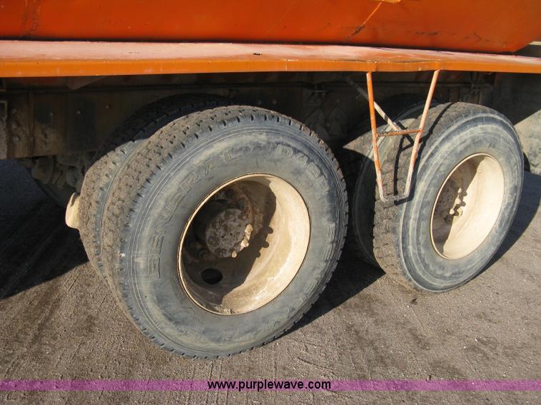 image for item 8017 1985 International F2674 water truck