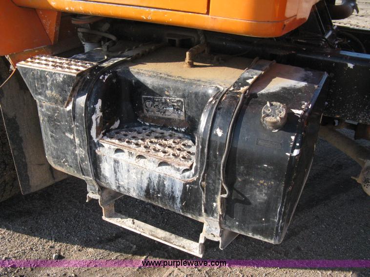 image for item 8017 1985 International F2674 water truck