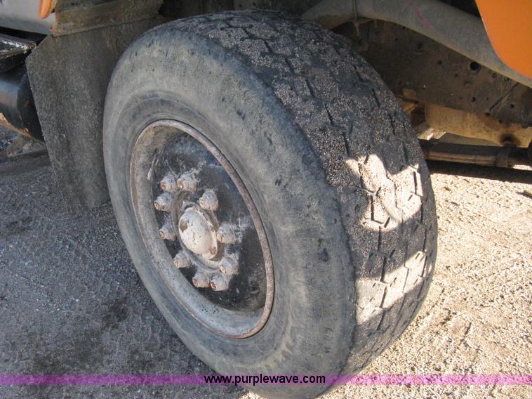 image for item 8017 1985 International F2674 water truck