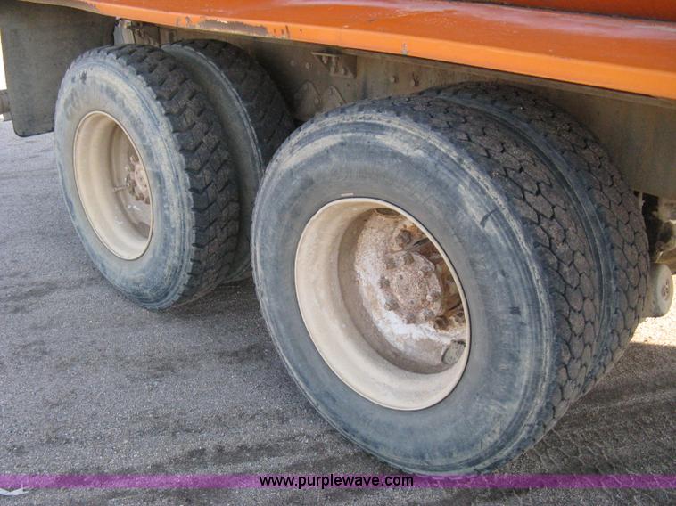 image for item 8017 1985 International F2674 water truck