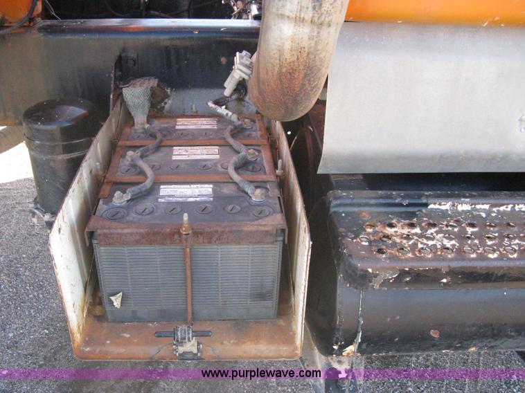 image for item 8017 1985 International F2674 water truck