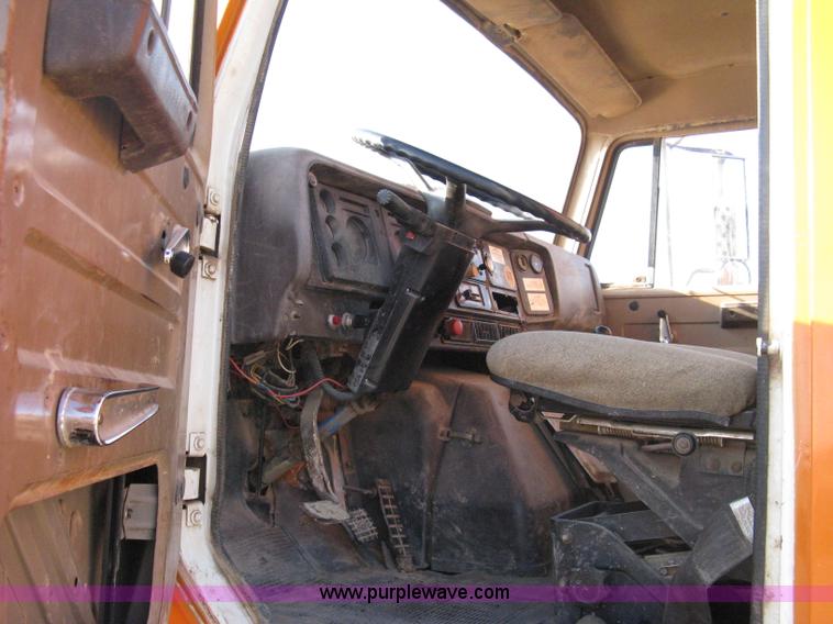 image for item 8017 1985 International F2674 water truck