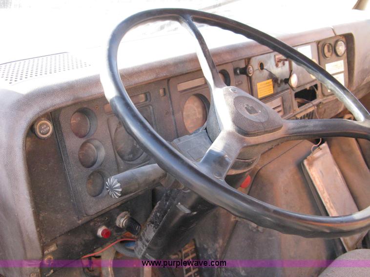 image for item 8017 1985 International F2674 water truck