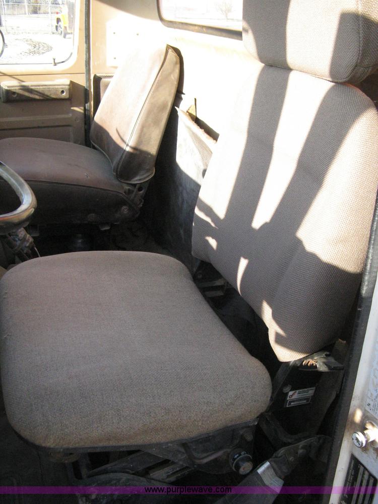 image for item 8017 1985 International F2674 water truck