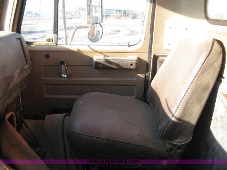 image for item 8017 1985 International F2674 water truck