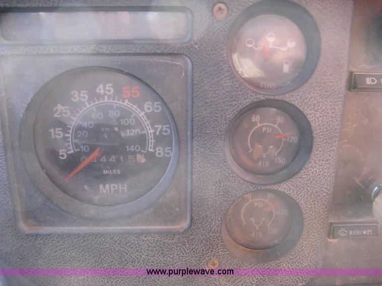 image for item 8017 1985 International F2674 water truck