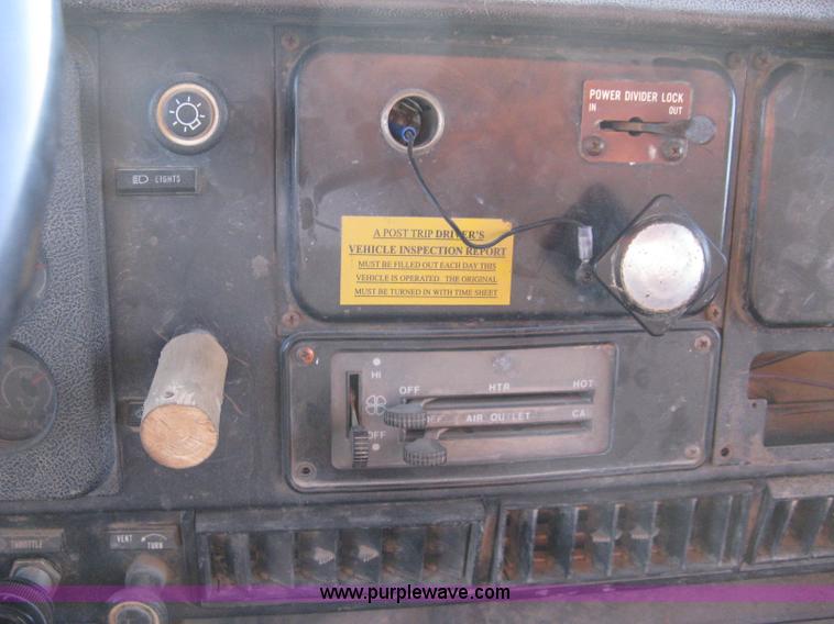 image for item 8017 1985 International F2674 water truck