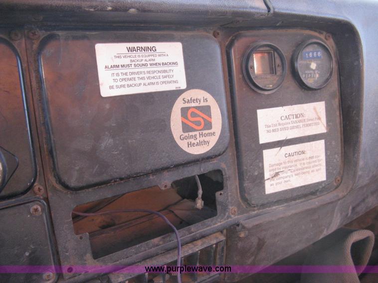 image for item 8017 1985 International F2674 water truck