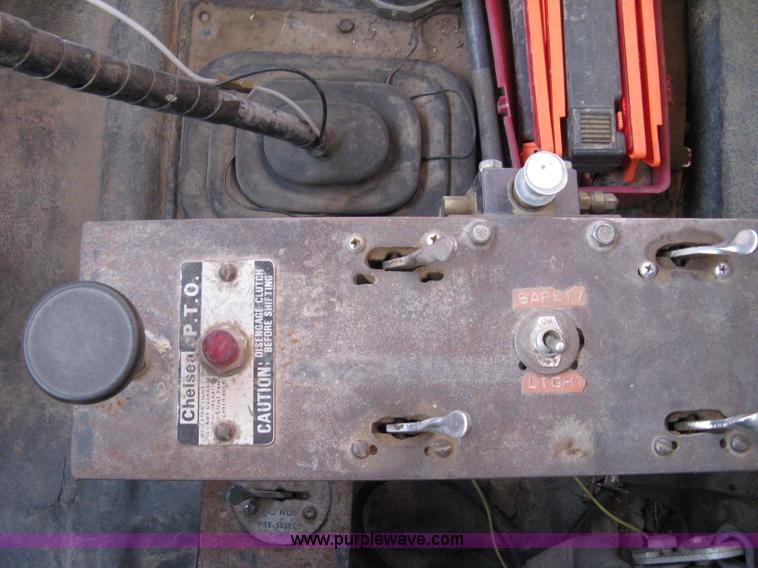 image for item 8017 1985 International F2674 water truck