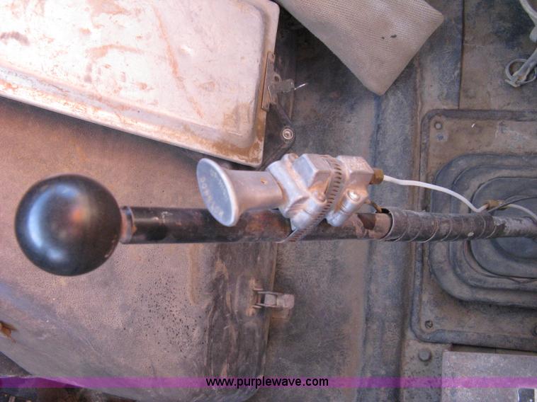 image for item 8017 1985 International F2674 water truck