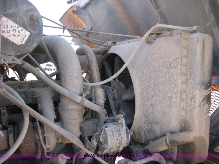 image for item 8017 1985 International F2674 water truck