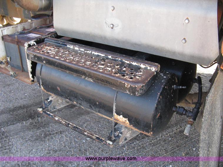 image for item 8017 1985 International F2674 water truck