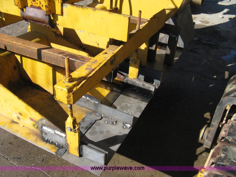 image for item 8020 Gomaco GT3600 curb machine