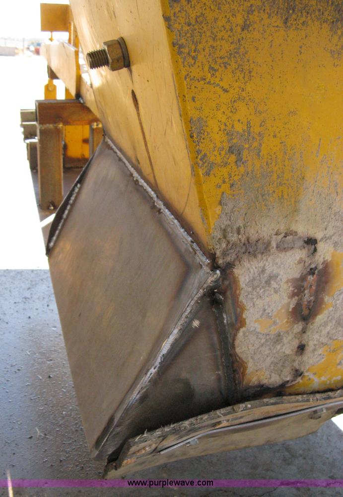 image for item 8020 Gomaco GT3600 curb machine