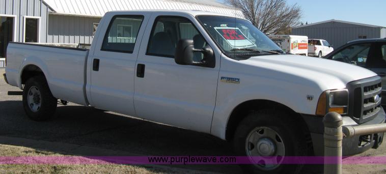 image for item 8021 2006 Ford F350 XL Super Duty crew cab pickup truck