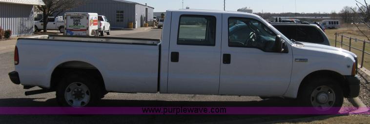 image for item 8021 2006 Ford F350 XL Super Duty crew cab pickup truck