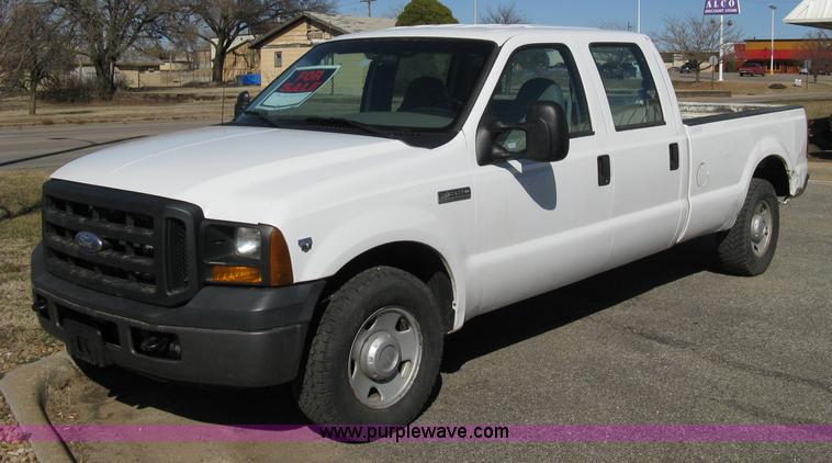 image for item 8021 2006 Ford F350 XL Super Duty crew cab pickup truck
