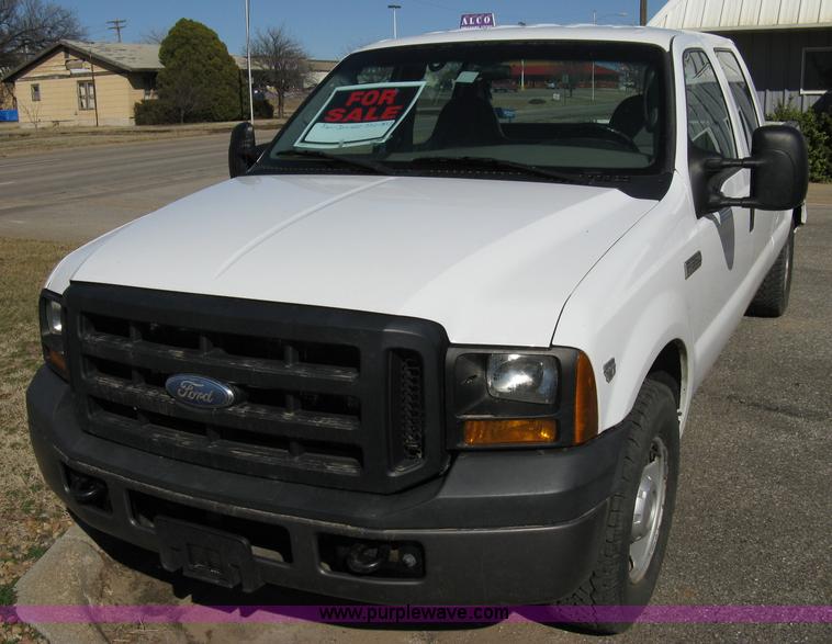 image for item 8021 2006 Ford F350 XL Super Duty crew cab pickup truck