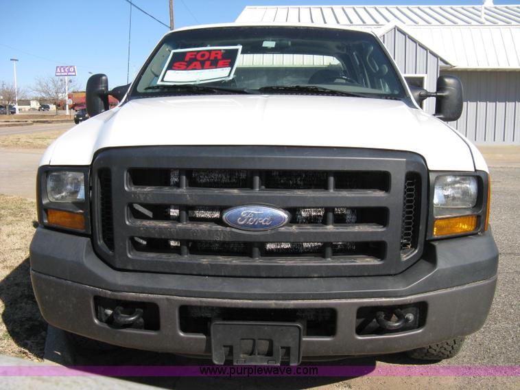 image for item 8021 2006 Ford F350 XL Super Duty crew cab pickup truck