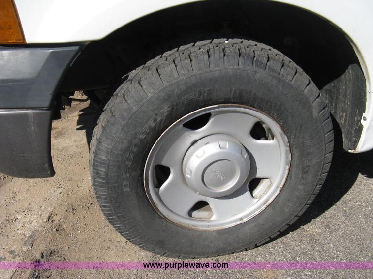 image for item 8021 2006 Ford F350 XL Super Duty crew cab pickup truck