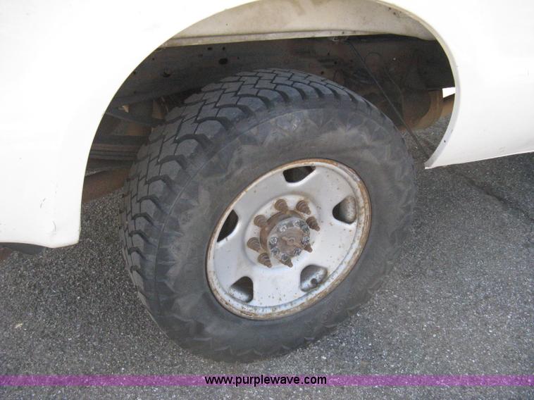 image for item 8021 2006 Ford F350 XL Super Duty crew cab pickup truck