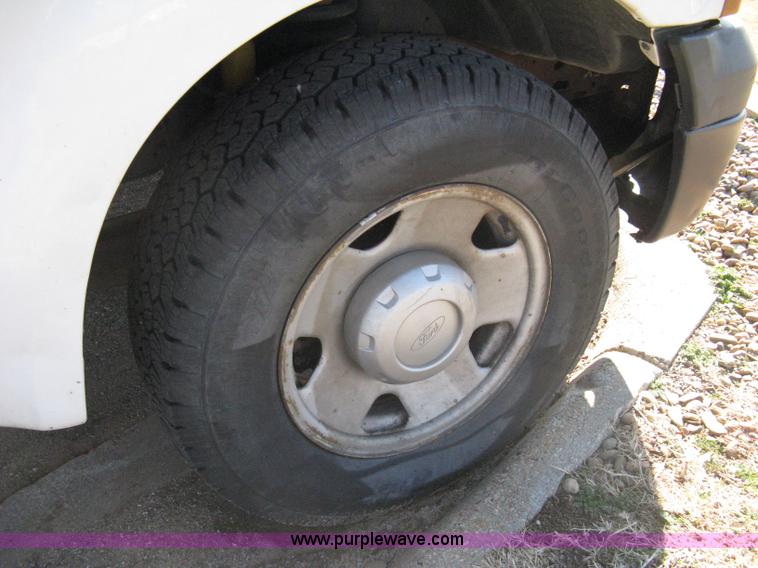 image for item 8021 2006 Ford F350 XL Super Duty crew cab pickup truck