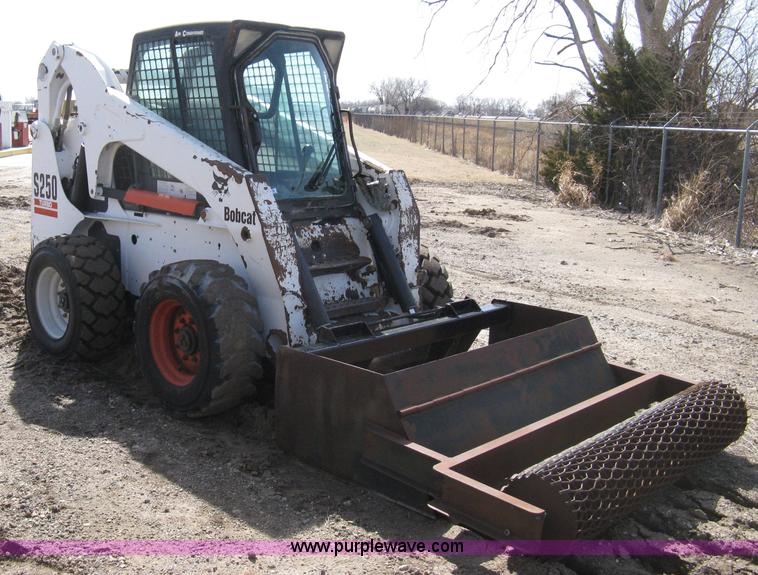 image for item 8038 2004 Bobcat S250 skid loader