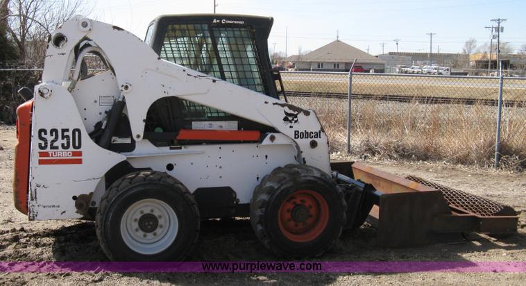 image for item 8038 2004 Bobcat S250 skid loader