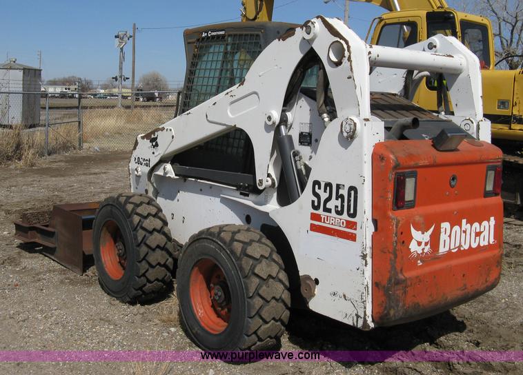 image for item 8038 2004 Bobcat S250 skid loader
