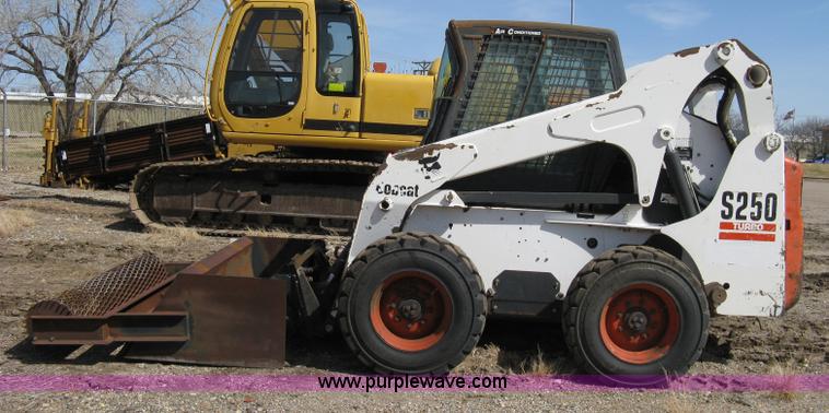 image for item 8038 2004 Bobcat S250 skid loader