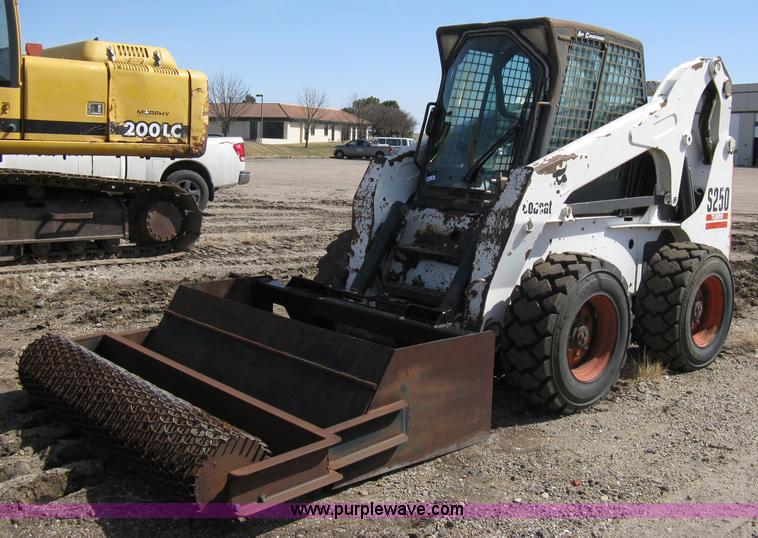 image for item 8038 2004 Bobcat S250 skid loader