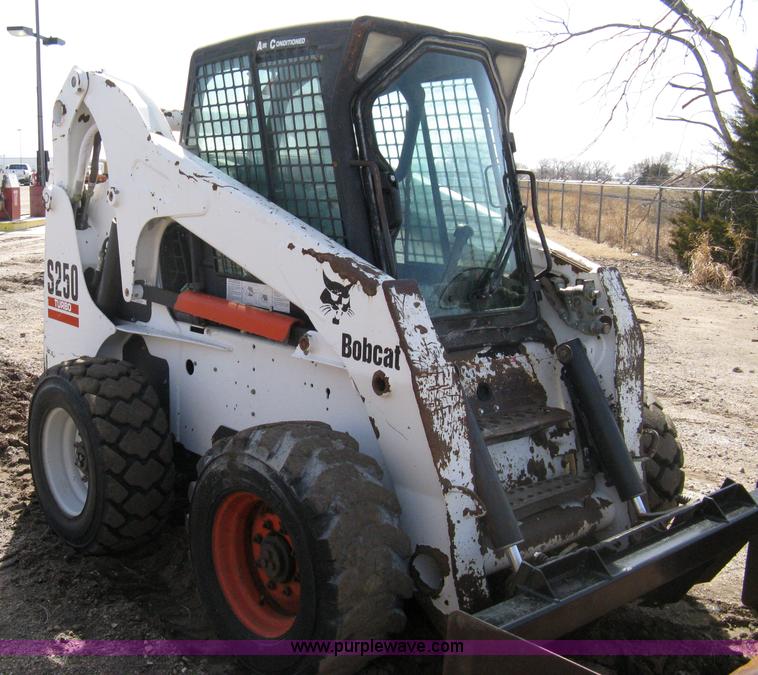 image for item 8038 2004 Bobcat S250 skid loader