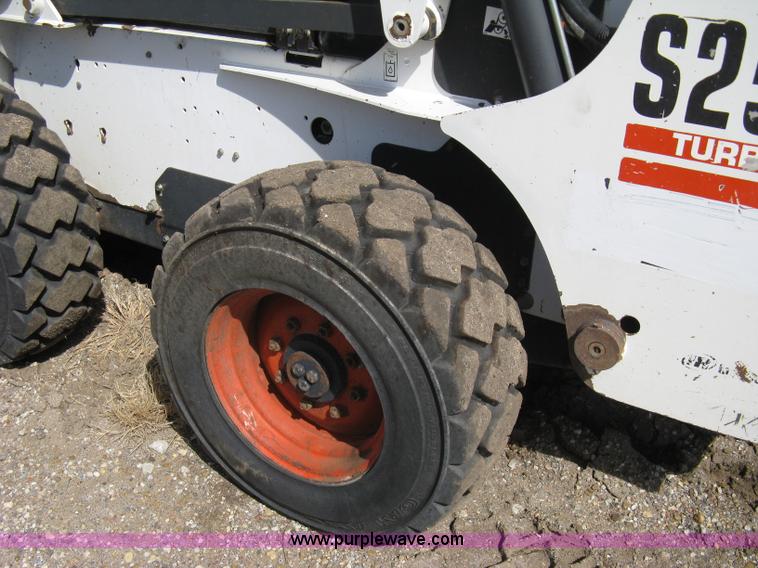 image for item 8038 2004 Bobcat S250 skid loader