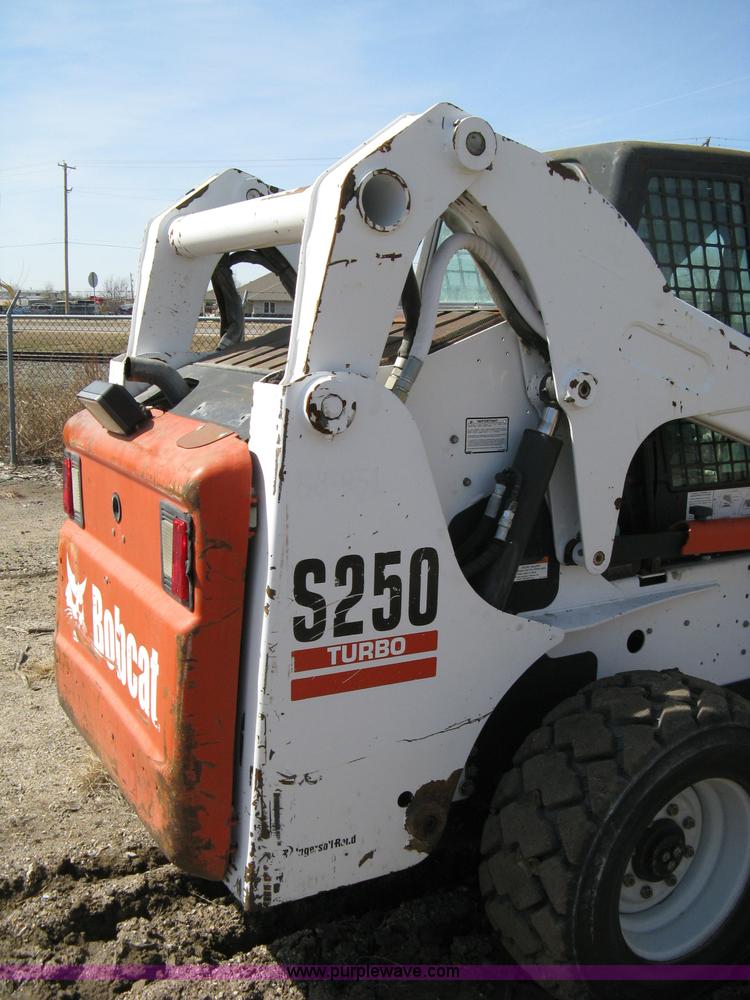image for item 8038 2004 Bobcat S250 skid loader