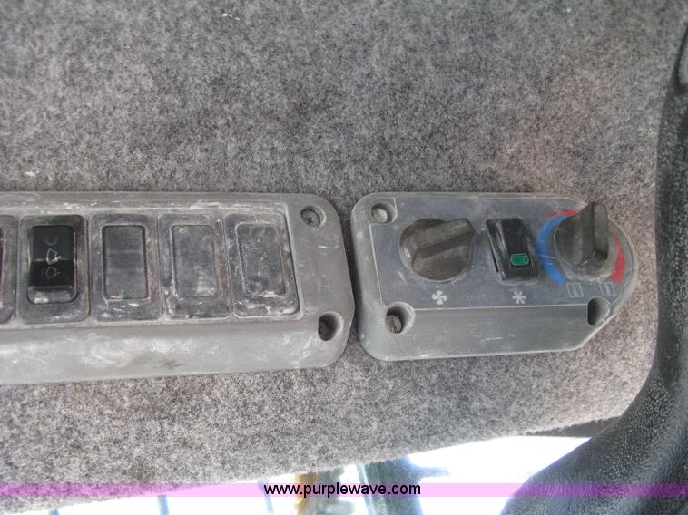 image for item 8038 2004 Bobcat S250 skid loader