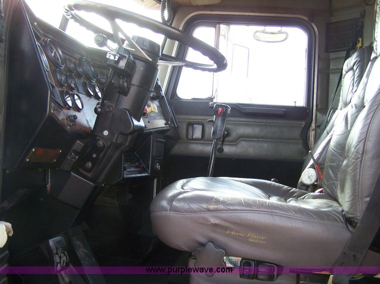 image for item 8082 1989 Peterbilt 379 semi truck