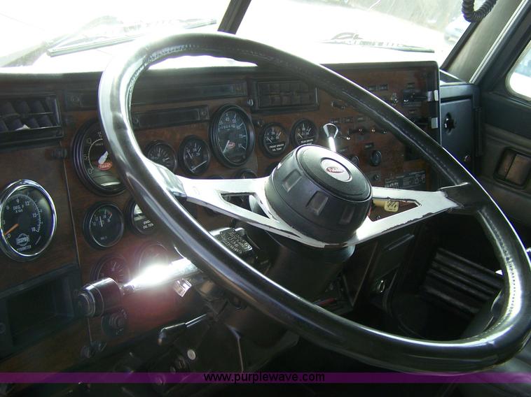 image for item 8082 1989 Peterbilt 379 semi truck