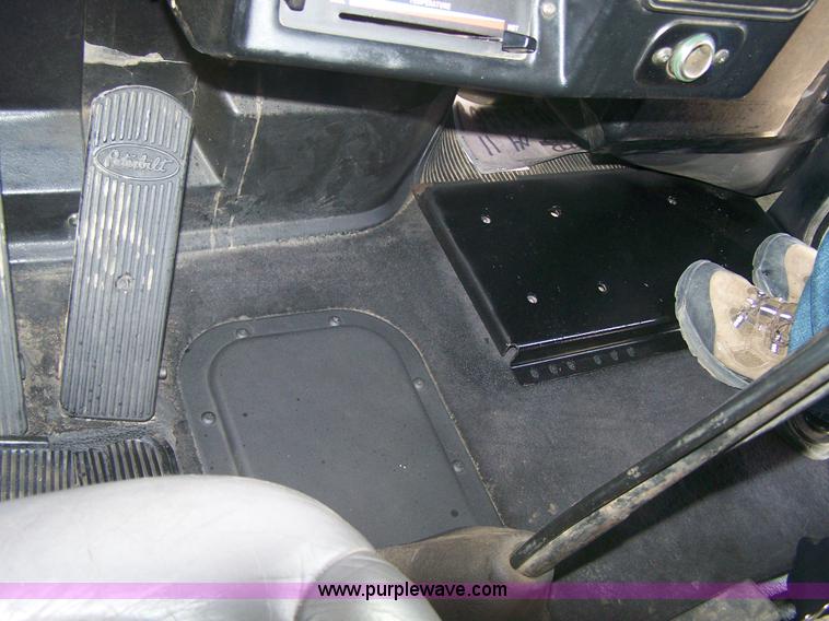 image for item 8082 1989 Peterbilt 379 semi truck