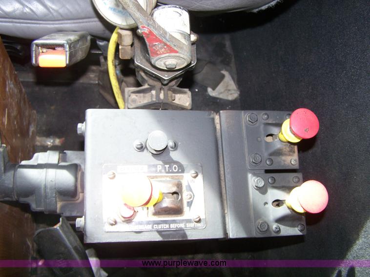 image for item 8082 1989 Peterbilt 379 semi truck