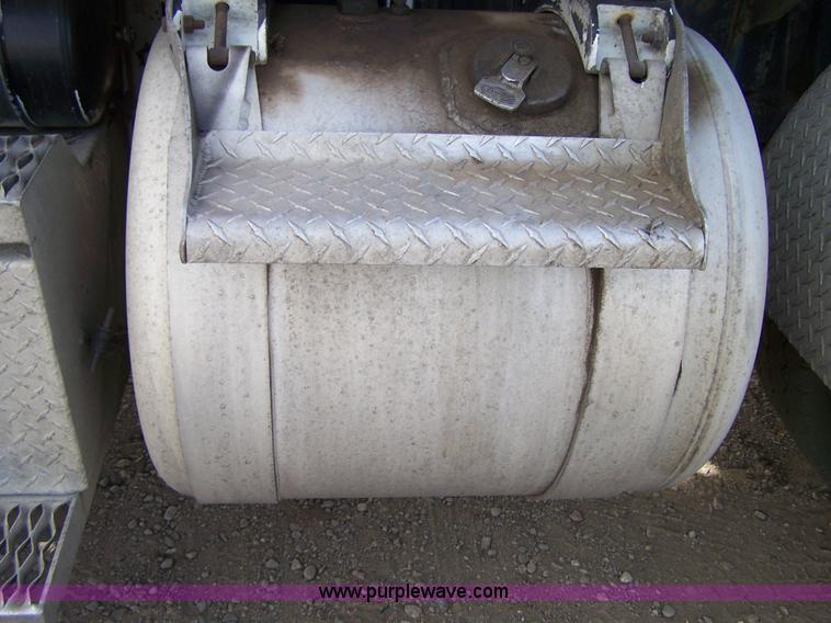 image for item 8082 1989 Peterbilt 379 semi truck